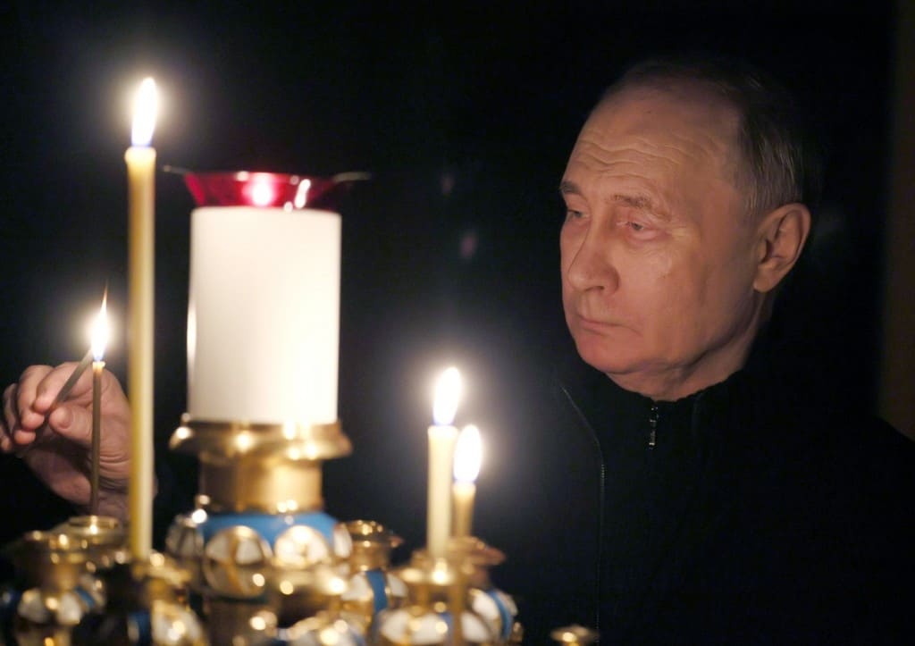 Putin placed a candle in memory of those killed in a terrorist attack
